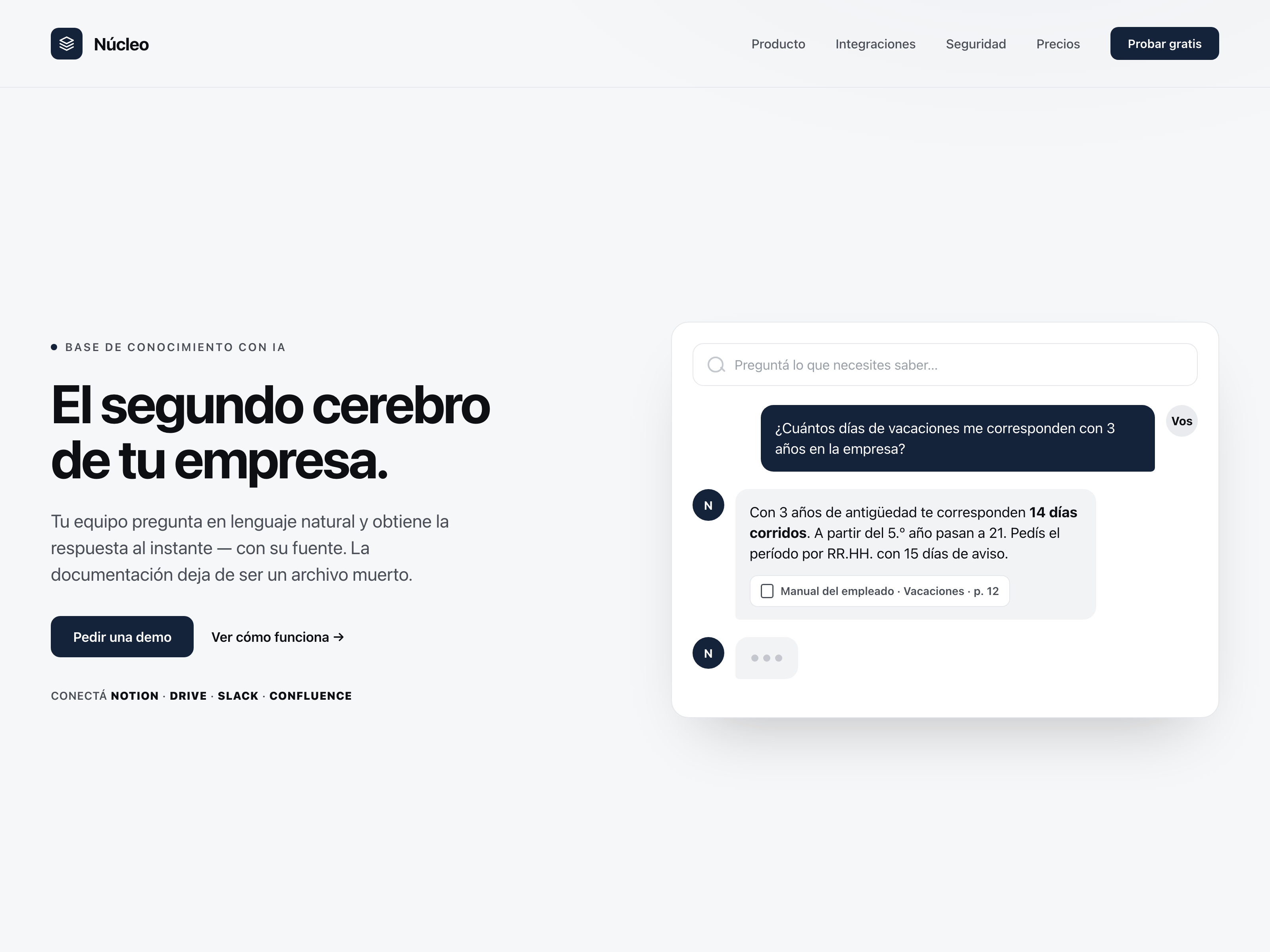 Landing del segundo cerebro de la empresa: un empleado pregunta en lenguaje natural y la IA responde con la fuente citada